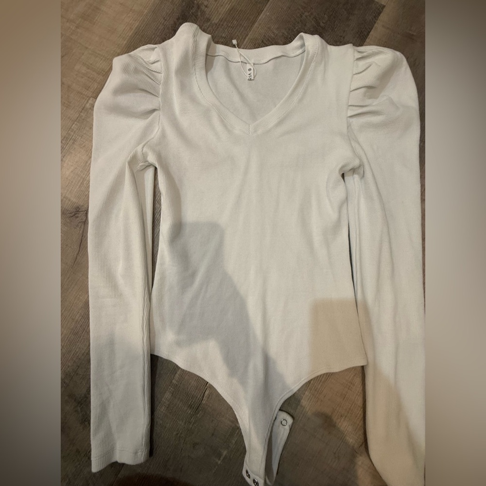 REORIA White Ribbed V-Neck Puff Sleeve Bodysuit - Size Small